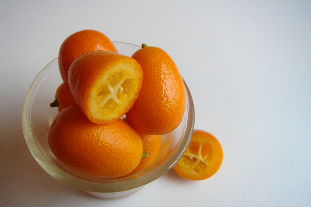 Красно желтый фрукт. Кумкват маракуйя. Кумкват оранжевый. Кумкват апельсин. Цитрусовый фрукт кумкват.