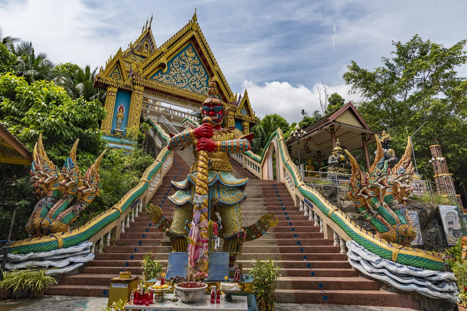 Храм Ват Кхао Ранг (Wat Khao Rang)